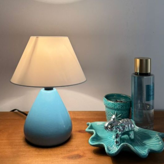 Abajur de Mesa Moderno LED – Luminária Decorativa para Quarto com Luz Suave e Design Elegante