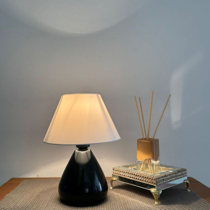 Abajur de Mesa Moderno LED – Luminária Decorativa para Quarto com Luz Suave e Design Elegante