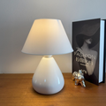 Abajur de Mesa Moderno LED – Luminária Decorativa para Quarto com Luz Suave e Design Elegante