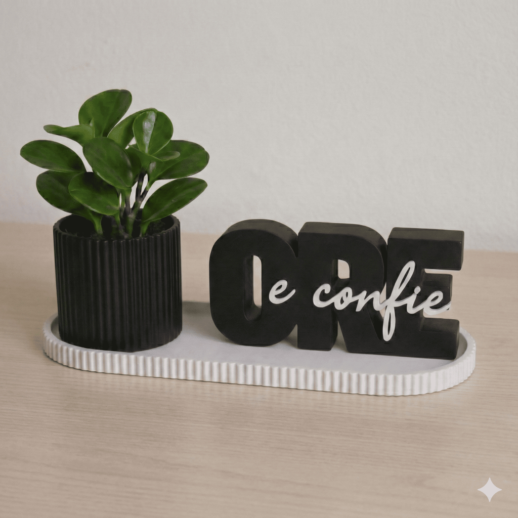 Kit Decorativo “Ore e Confie” com Vaso e Bandeja – Fé, Design Moderno e Elegância para seu Lar