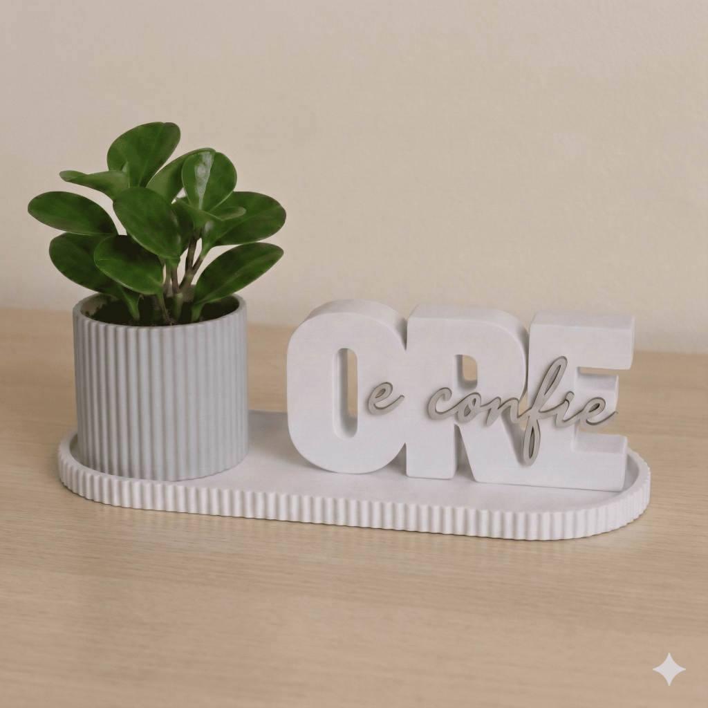 Kit Decorativo “Ore e Confie” com Vaso e Bandeja – Fé, Design Moderno e Elegância para seu Lar