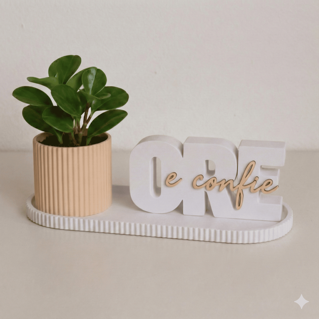 Kit Decorativo “Ore e Confie” com Vaso e Bandeja – Decoração Minimalista com Fé