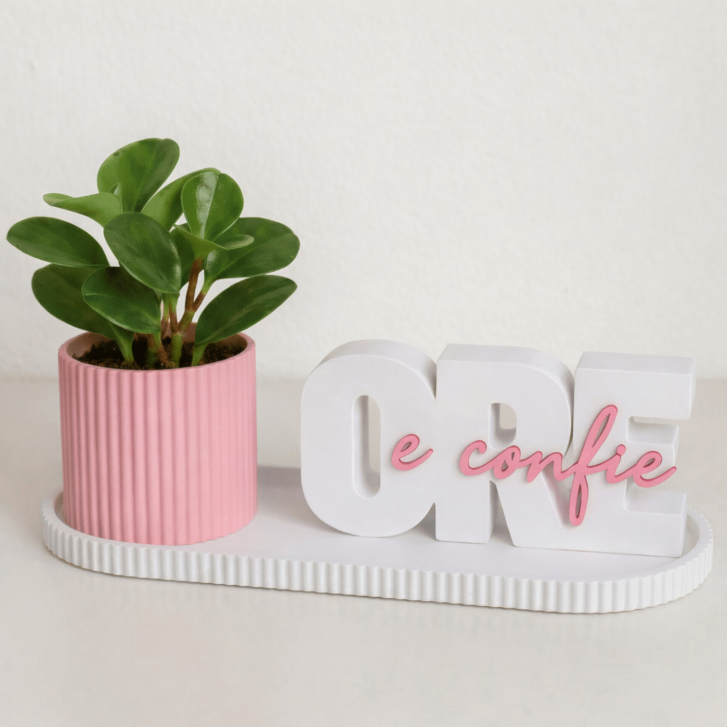 Kit Decorativo “Ore e Confie” com Vaso e Bandeja – Decoração Minimalista com Fé